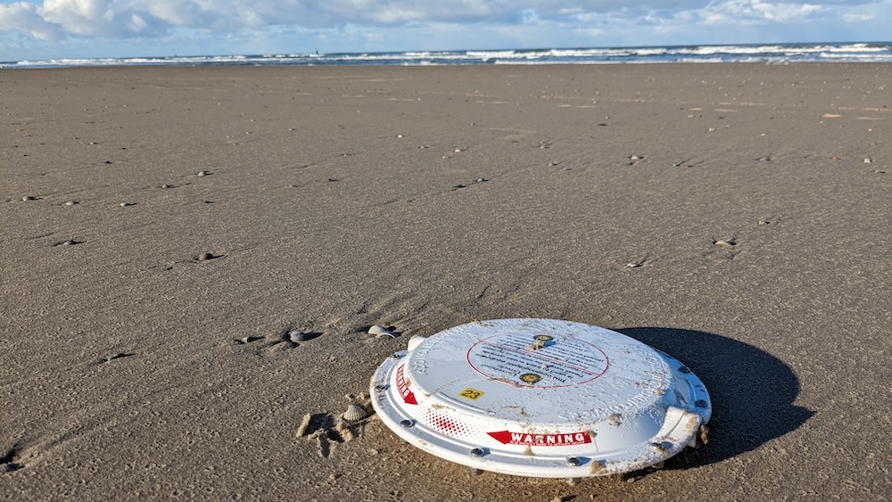 Een drifter op het strand